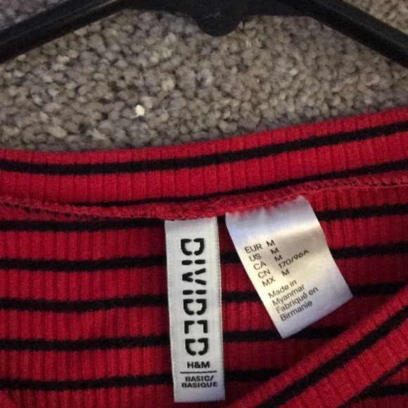 Black and red tight- fitted crop top - Picture 2 of 2